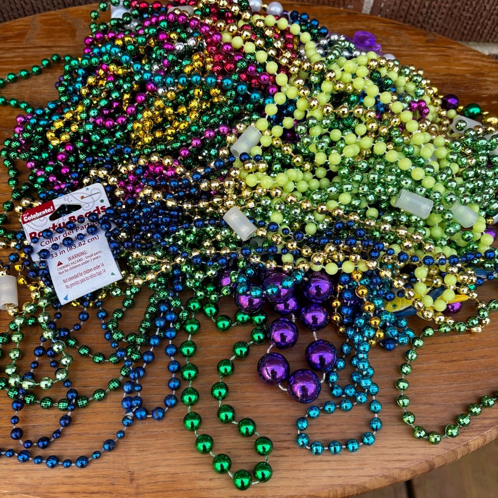 Mardi Gras Beads Multicolor Plastic Strung Necklaces Jewelry Aprox 3 lb - Picture 3 of 4